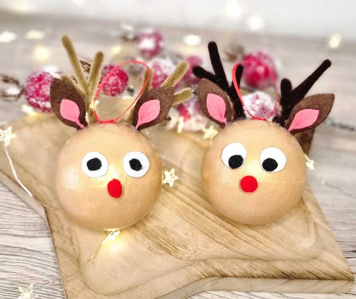 Zwei selbst gebastelte Rentierkugeln als festliche Weihnachtsdekoration.