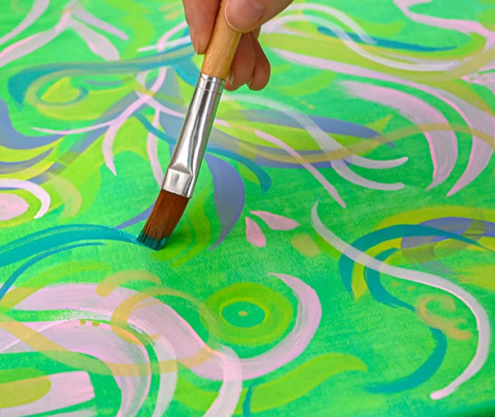 Pinsel malt feine Details auf ein farbenfrohes abstraktes Acrylbild.
