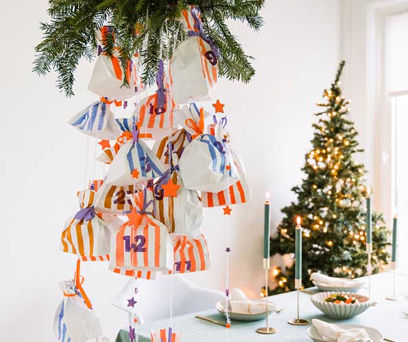 Selbst gebastelter Adventskalender mit liebevoll gestalteten Geschenktüten an einem hängenden Mobile bringt kreative Vorfreude und festliche Stimmung in die Weihnachtszeit.