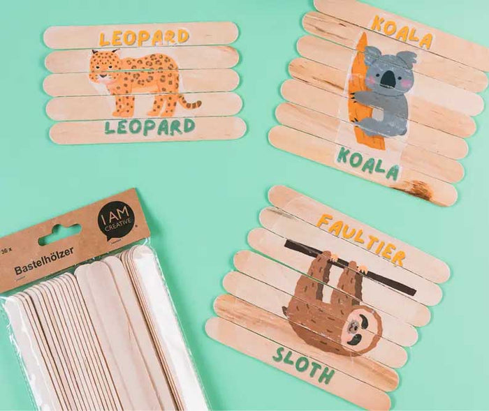 DIY-Tierpuzzles aus Bastelhölzern mit Leopard, Koala und Faultier sowie Bastelhölzern als Material für kreativen Bastelspass.