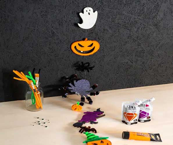 Selbst gebastelte Halloween-Girlande mit Kürbis, Geist, Spinne und Hexe aus MDF-Formen sorgt für kreativen Bastelspass und gruselige Herbstdekoration.
