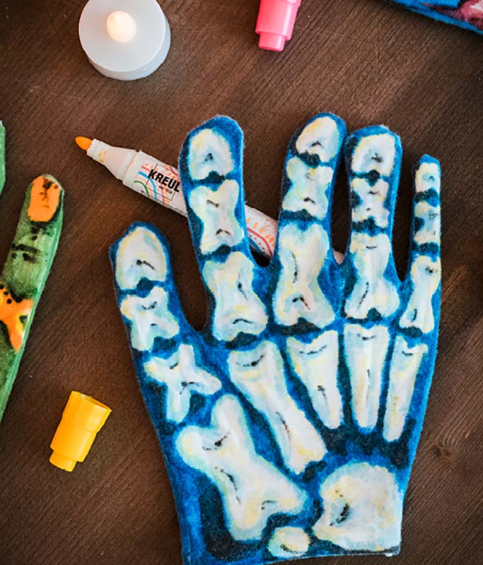 Kreative bemalte Halloween Handschuhe mit Textilstiften für Zombie oder Skelettkostüme