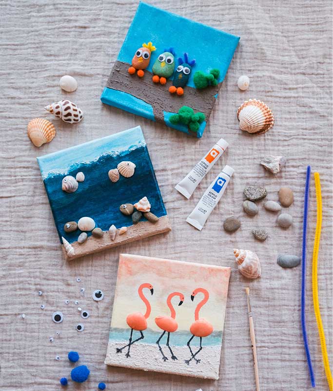 Drei selbst gestaltete Leinwandbilder mit Meer, Vögeln und Flamingos aus Steinen, umgeben von Muscheln, Acrylfarben, Wackelaugen und Pfeifenputzern