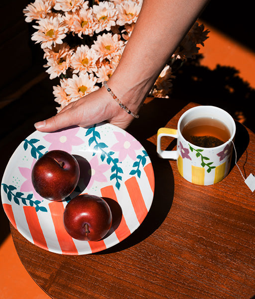 Porzellan bemalen mit Acrylfarben – selbst gestalteter Teller und Tasse mit Blumenmuster