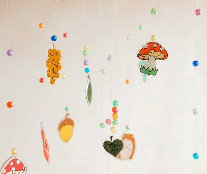 Herbstliches Mobile aus Schrumpffolie mit Tier- und Naturmotiven basteln