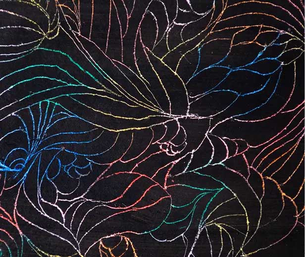 Bunte Linien und florale Muster werden aus einer schwarzen Kratzschicht freigelegt und erzeugen ein eindrucksvolles Kratzbild mit leuchtenden Farbeffekten.