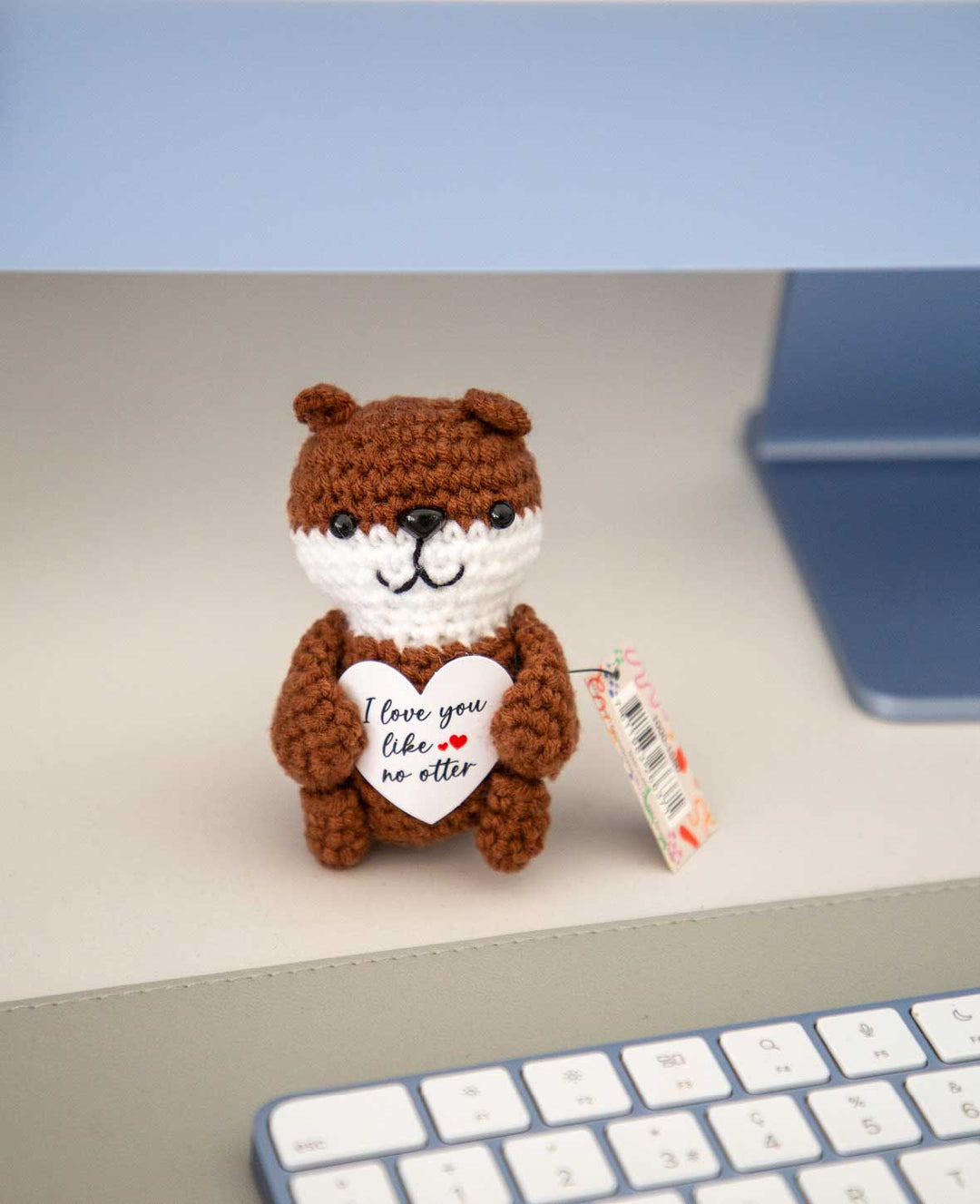 Loutre positive "I love you like no otter", Mini peluche / porte-bonheur au crochet, Marron, env. 10 x 6.5 cm