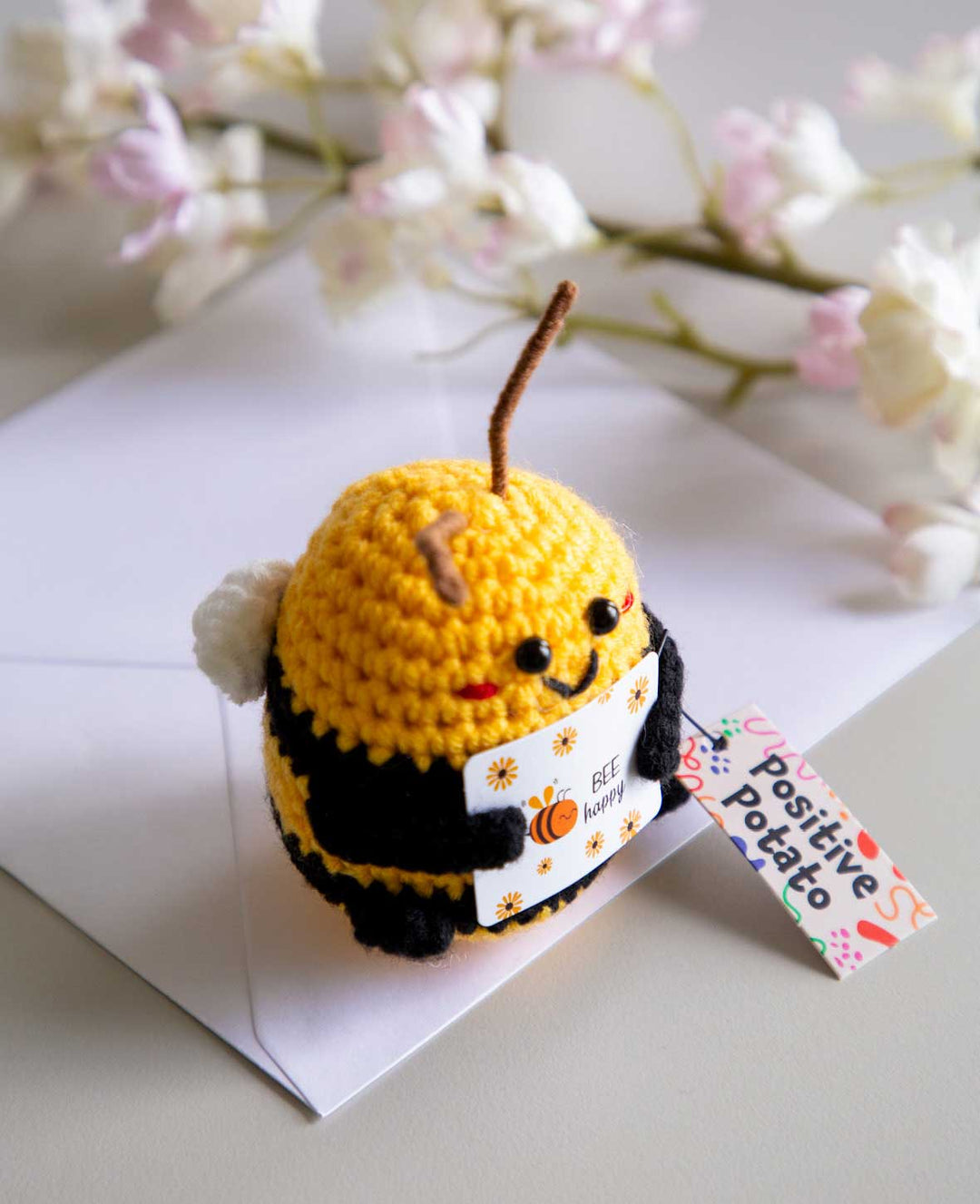 Abeille positive "Bee happy", Mini peluche / porte-bonheur crocheté, Jaune, env. 7.5 x 7.5 cm