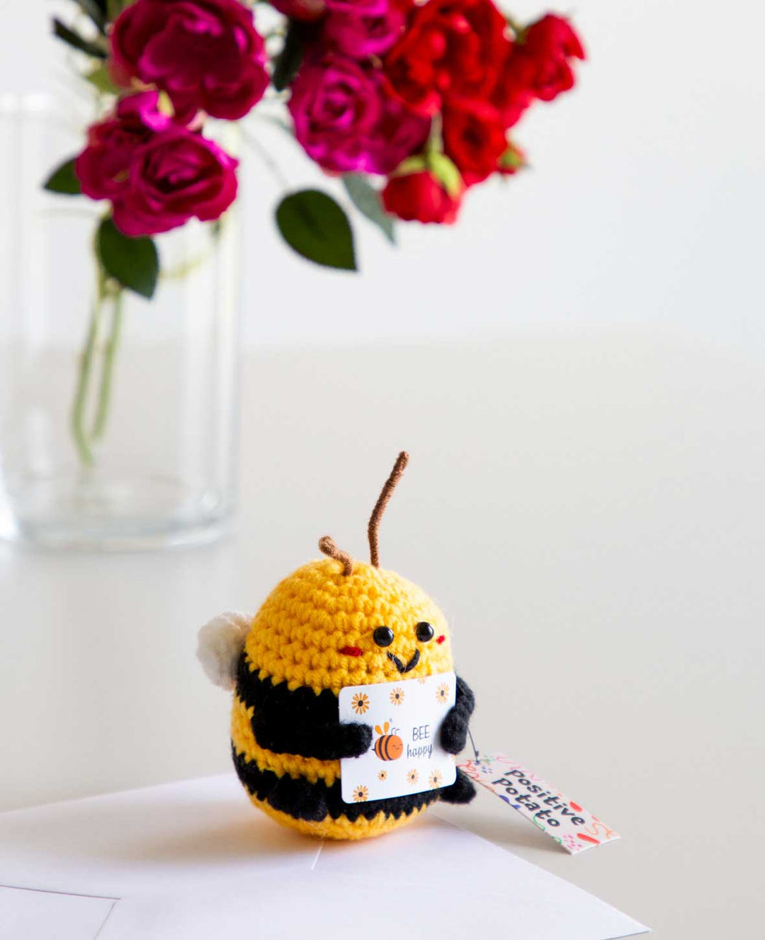 Abeille positive "Bee happy", Mini peluche / porte-bonheur crocheté, Jaune, env. 7.5 x 7.5 cm