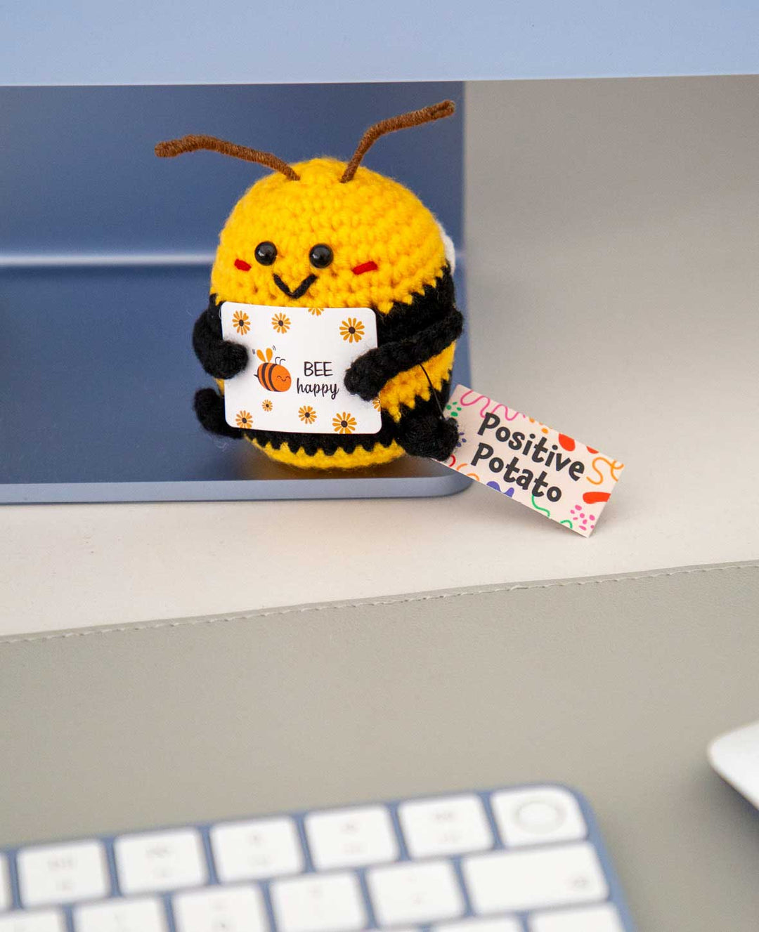 Abeille positive "Bee happy", Mini peluche / porte-bonheur crocheté, Jaune, env. 7.5 x 7.5 cm