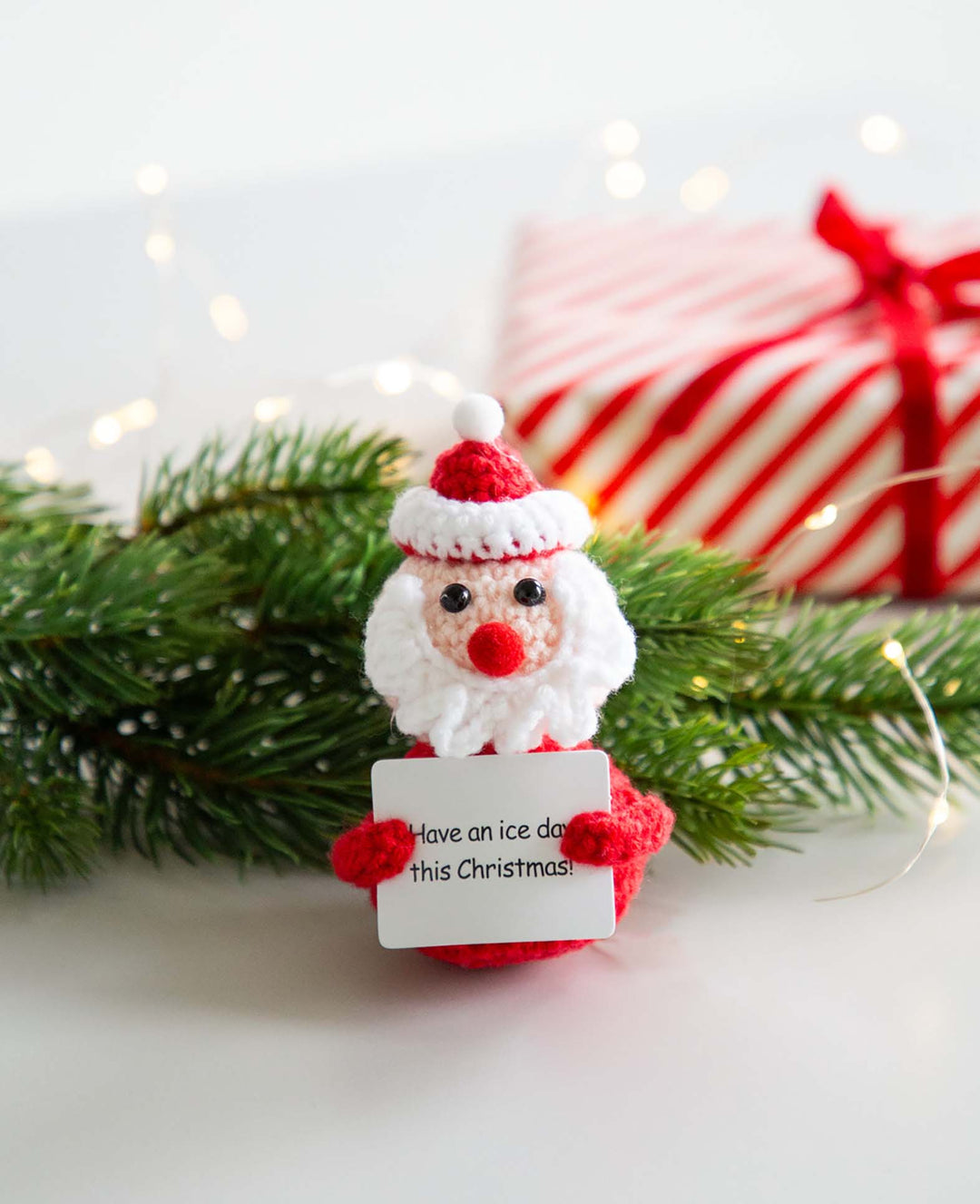 Père Noël positif, mini peluche / porte-bonheur au crochet, blanc/rouge, 7.5×4.5 cm