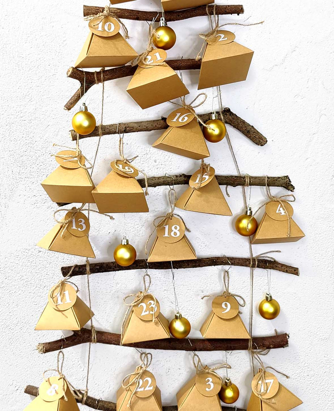Adventskalender-Boxen 8x8x8 cm mit Kreisförmigen Zahlenanhänger und Schnur, Adventskalender zum Befüllen in dreieckigen Papierboxen, braun, 49tlg.