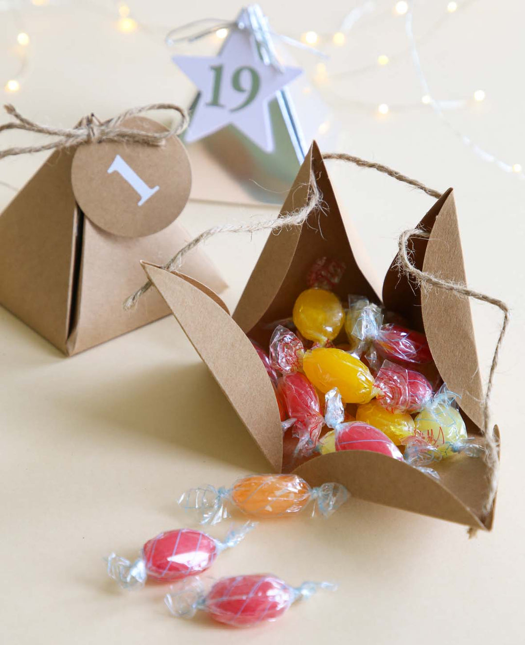 Adventskalender-Boxen 8x8x8 cm mit Kreisförmigen Zahlenanhänger und Schnur, Adventskalender zum Befüllen in dreieckigen Papierboxen, braun, 49tlg.