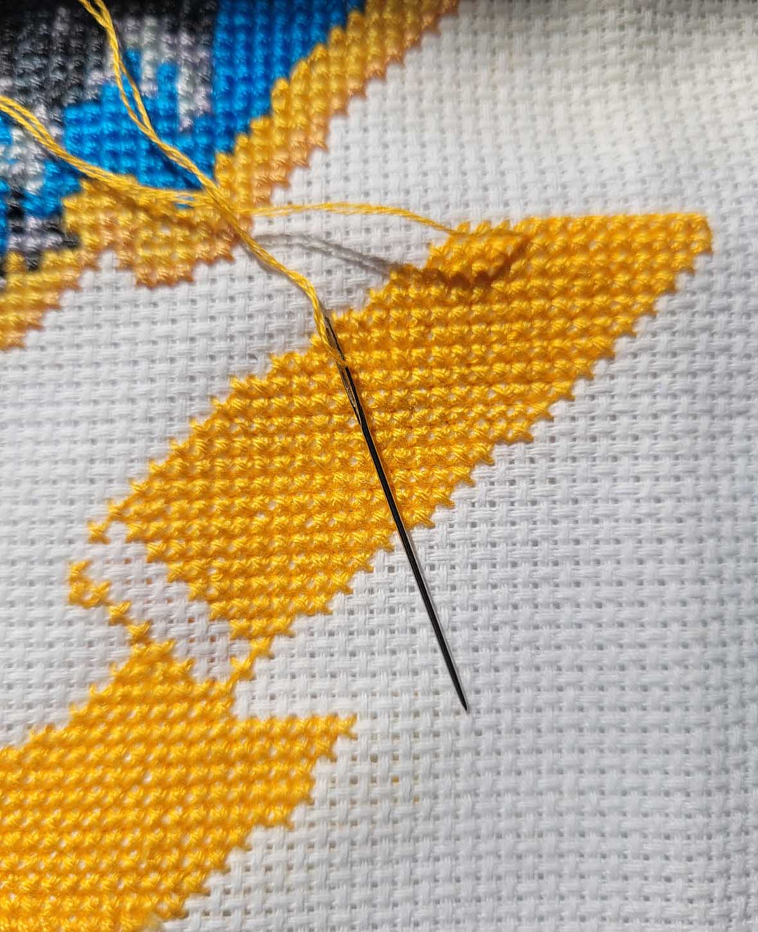 Fabric for embroidery, 35 x 35 cm, 11ct, polyester count fabric for embroidery with colorful threads, White