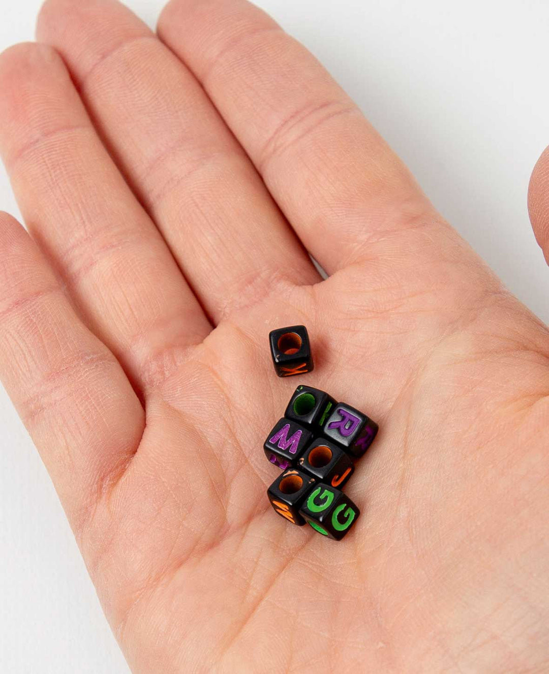 Perles de rocaille – Lettres anguleuses, noir/multicolore, 6 mm, 50 g