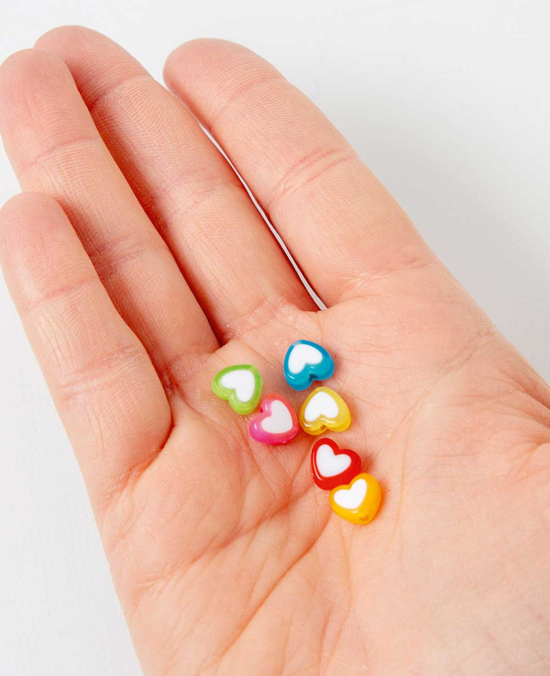 Perles décoratives – Cœur multicolore, 8x7 mm, 50 pièces, plastique