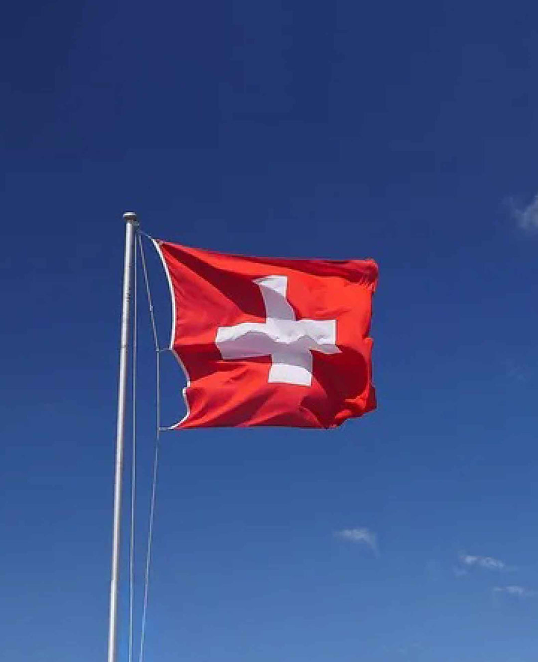 Bannière décorative Drapeau Suisse avec deux œillets en laiton pour fixation, 90x90cm
