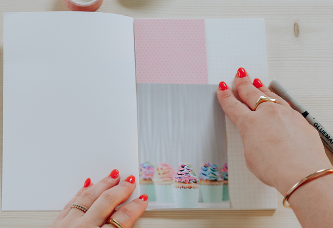 1. Zuerst die grossen Elemente in das Scrapbook einfügen wie z.B. Farbflächen auftragen oder Fotos sowie farbige Papiere einkleben.