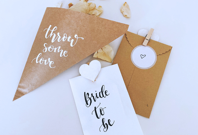 6. «Throw some love»-Tüten oder «Bride to be»-Wunsch-/Gutscheintüten. Bei zweiten, kannst du mit einen passenden Verschluss – einen Sticker sowie eine Herzklammer – anbringen.
