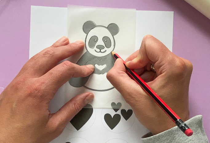 1. Lege Backpapier auf die Vorlage und zeichne den Panda mit Bleistift durch.