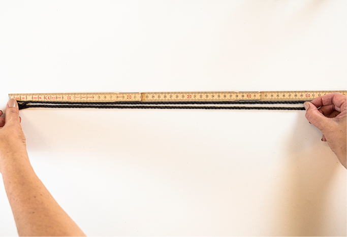 3. Garn Zuschnitt mit Lalana Macrame Rope 3 mm 68 x 100 cm für mittlere Box / 84 x 100 cm für grosse Box.