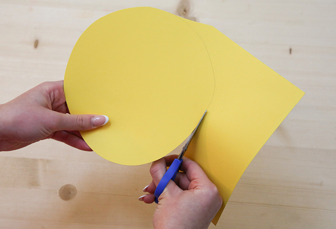 1. Schneide einen Kreis aus Papier für den Körper eines Huhns.