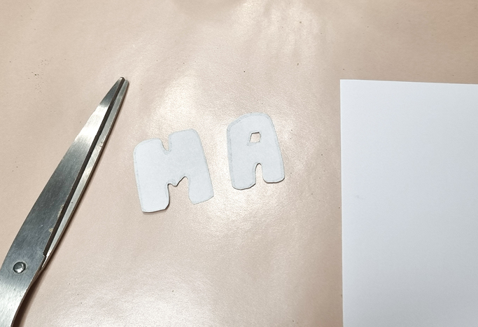2. Für die Buchstaben aus Kopierpapier Schablonen ausschneiden.